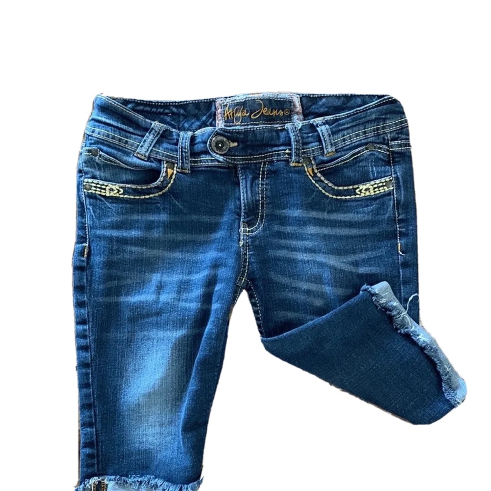 Ariya Jean Shorts EUC like 🆕 size 7/8 
10” inseam 29” waist Ariya Jean